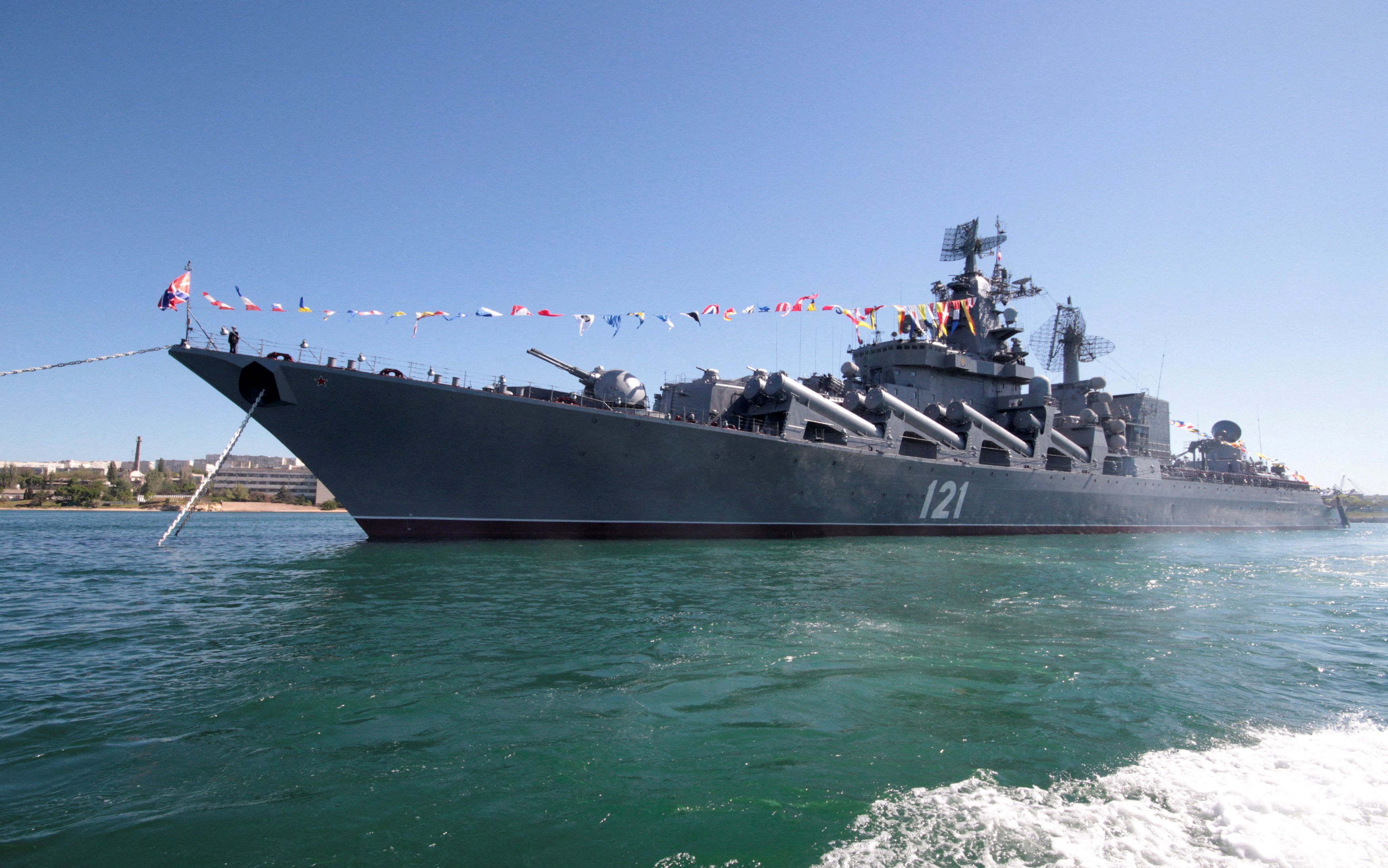 El Moskva en todo su esplendor durante un desfile en su base natural del puerto de Sevastopol, en Crimea. REUTERS/Stringer.
