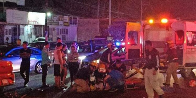Motosardina se estampa con auto en el crucero del Decamerón
