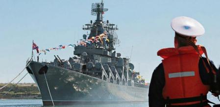 El crucero Moskva , en la base naval de Sebastopol, puerto base de la flota del mar Negro, salida de Rusia hacia el Mediterráneo