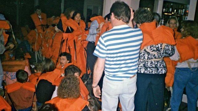 Los pasajeros en el salón del crucero durante las horas de zozobra en las que no sabían si iban a poder ser rescatados.