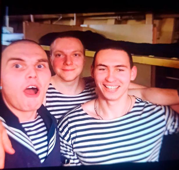 Yegor Shkrebets (primero desde la derecha), de 20 años, era cocinero a bordo del Moskva