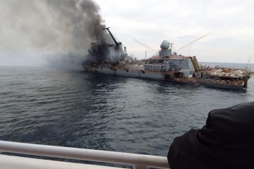 Primeras fotos del buque insignia ruso hundiéndose en llamas cuando a los marineros les arrancaron las extremidades