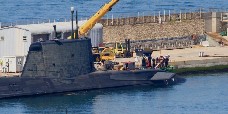 El enorme barco se encuentra actualmente atracado en Gibraltar en medio de nuevas amenazas en Occidente.