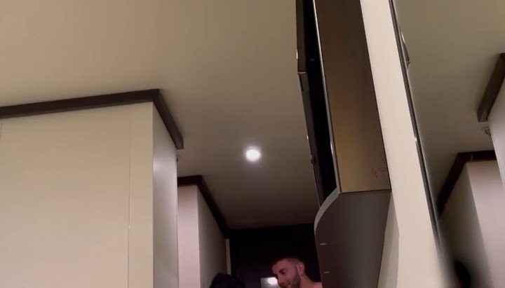 Instante. El pasajero filmó la conversación que mantuvo con el camarero, que no se ve en la imagen.