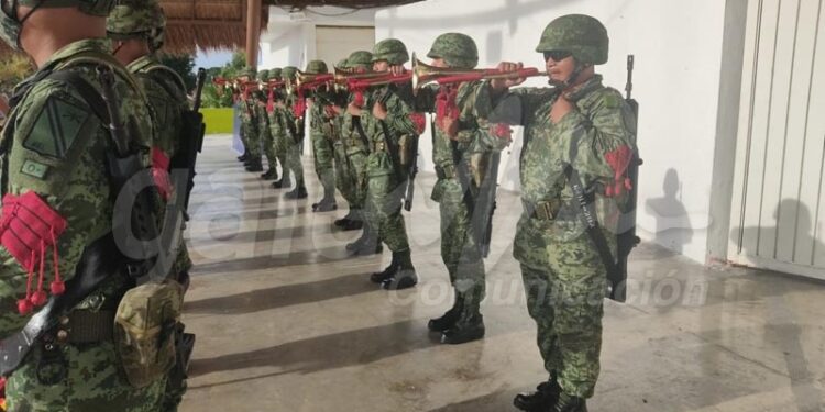 Ofrece la Banda de guerra del 64 batallón de la Sedena concierto sorpresa