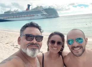 José López Morán, a la izquierda, junto a Eduardo Castro (baterista) y Ofelia Cuadra (cantante), sus compañeros de banda