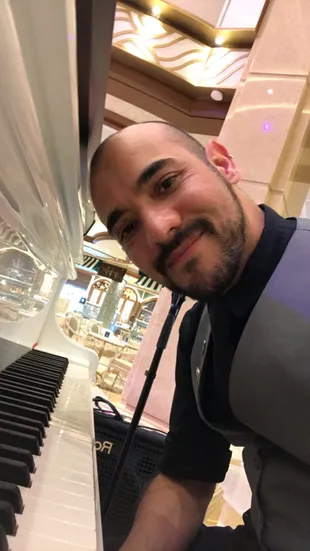 José López Morán y su piano de cola blanco