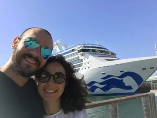 A bordo, están prohibidos los romances entre la tripulación y los pasajeros. Pero son frecuentes las parejas entre tripulantes. José conoció a su novia, Neli, búlgara, dentro del crucero. Ella trabaja en el área del spa.