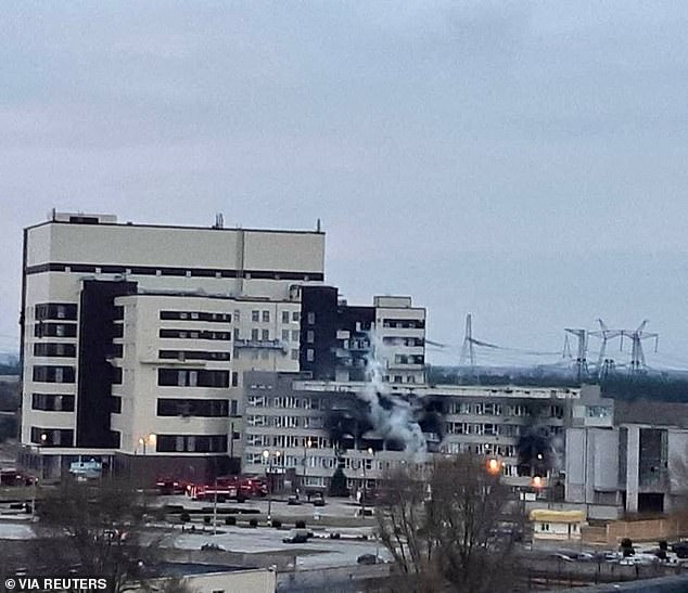 Una vista muestra un edificio administrativo dañado de la planta de energía nuclear de Zaporizhzhia, en medio de la invasión rusa de Ucrania, el 4 de marzo. Las fuerzas rusas bombardearon la planta de energía mientras intentaban arrebatarle el control a los defensores.
