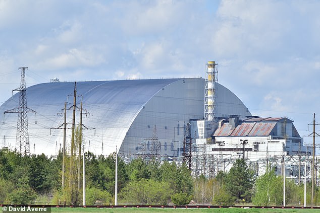 El 26 de abril de 1986, un reactor en la planta de energía nuclear de Chernobyl en el norte de lo que entonces era la Ucrania soviética se derrumbó y explotó.  Enormes nubes de humo y polvo radiactivo se extendieron desde el reactor, lo que provocó evacuaciones masivas de la ciudad cercana de Pripyat, donde vivían las familias del personal de la planta y la creación de una zona de exclusión que permanece vigente hasta el día de hoy (se ve una cúpula de contención de acero). encima de los restos del reactor)