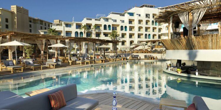 ME Cabo: el hotel que respira diseño, música y mucho arte