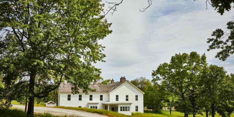 Inness, un resort y club de membresía ubicado a 140 kilómetros de Nueva York, con un restaurante, un hotel rural (que se muestra aquí) y cabañas, golf y más, es el resultado de una colaboración entre el restaurador y el arquitecto Taavo Somer.  Post Company y equipo de desarrollo CBSK Ironstate y Lee Pollack.