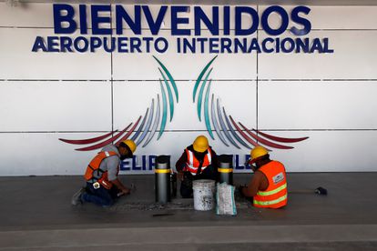 Miembros del Ejército de México trabajan en los detalles finales de construcción del Aeropuerto Internacional "General Felipe Ángeles".