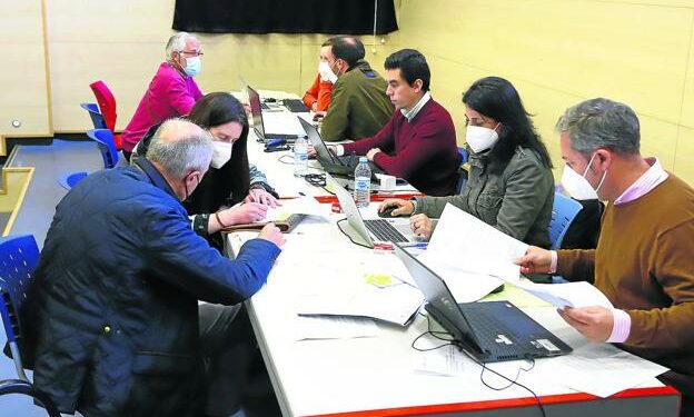 Parte de los propietarios del suelo fueron convocados ayer para levantar las actas previas a la ocupación del suelo. /Avelino Gómez