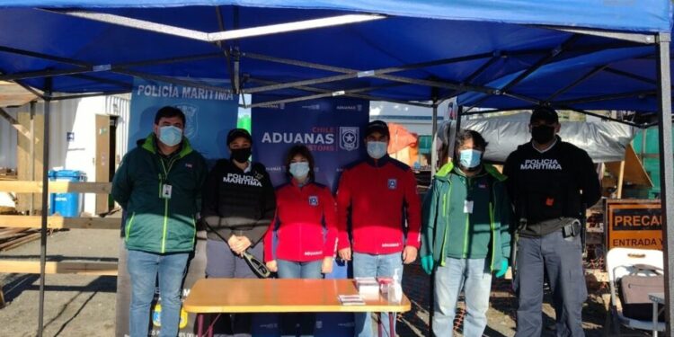 Aduana de Puerto Montt controla a pasajeros que llegaron en cruceros a la Isla de Chiloé