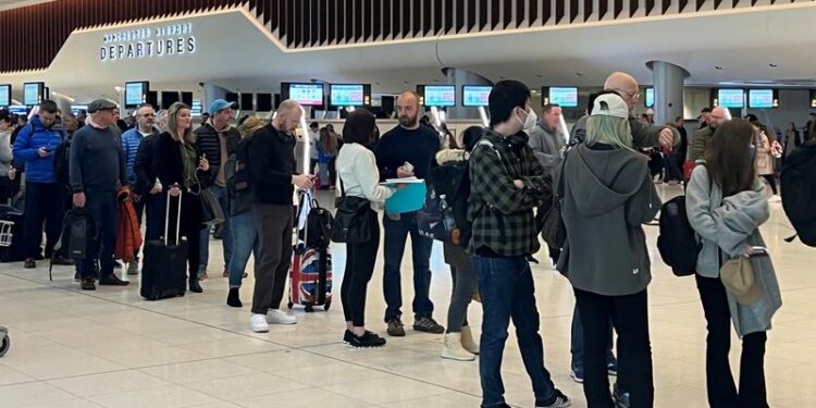 Aeropuertos y aerolíneas europeos lidian con el repunte de los viajes ante la falta de personal
