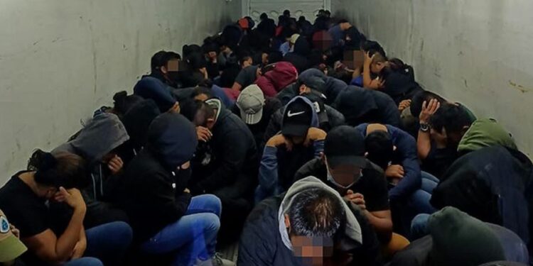 Agentes del INM encontraron a 133 migrantes hacinados en un tractocamión en SLP (Foto: EFE)