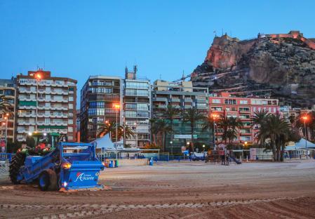 Alicante ha realizado un esfuerzo para preparar las playas tras el temporal.