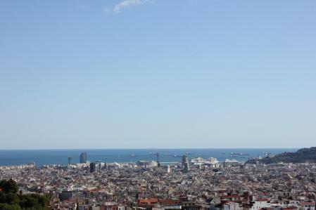 Flota de barcos frente al puerto de Barcelona.