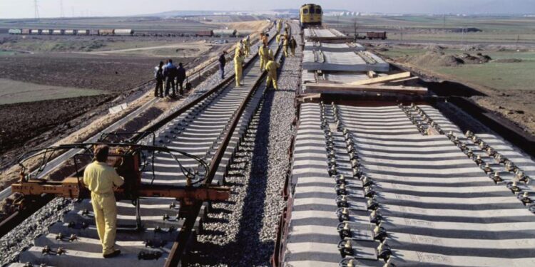 Trabajos de construcción, en los años noventa, de la línea Madrid-Sevilla.
