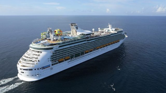 Amenazadas Carnival y Royal Caribbean por “traficar” con Cuba