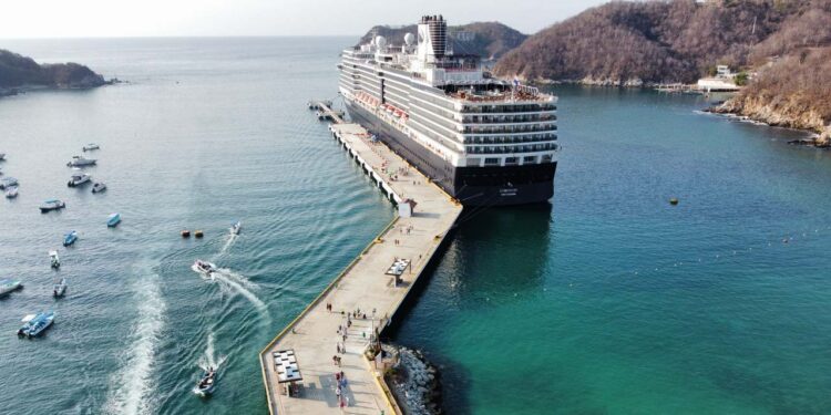 Arriba otro crucero a Bahías de Huatulco