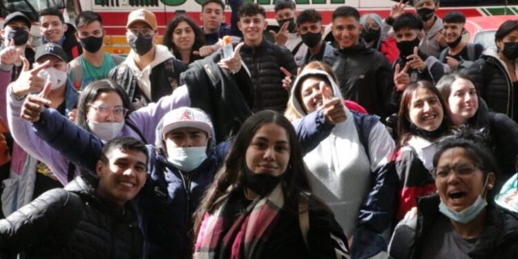 Arribaron a la ciudad los primeros egresados de viajes de fin de curso que financia la Provincia