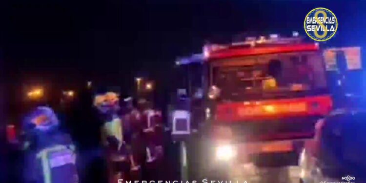 Así quedó un coche tras caer desde una altura de 8 metros después de chocar contra un camión en Sevilla