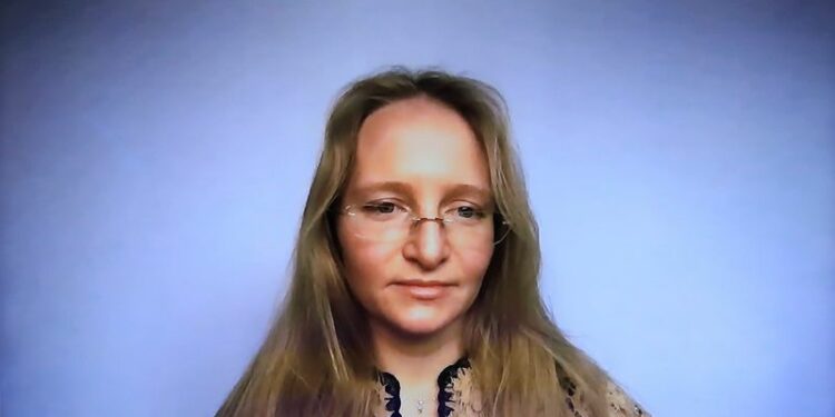 FOTO DE ARCHIVO: Katerina Tikhonova, subdirectora del Instituto de Investigación Matemática de Sistemas Complejos de la Universidad Estatal de Moscú, hija del presidente ruso Vladimir Putin, es vista en una pantalla mientras participa en una sesión del Foro Económico Internacional de San Petersburgo (SPIEF) en San Petersburgo, Rusia, el 4 de junio de 2021. REUTERS/Evgenia Novozhenina