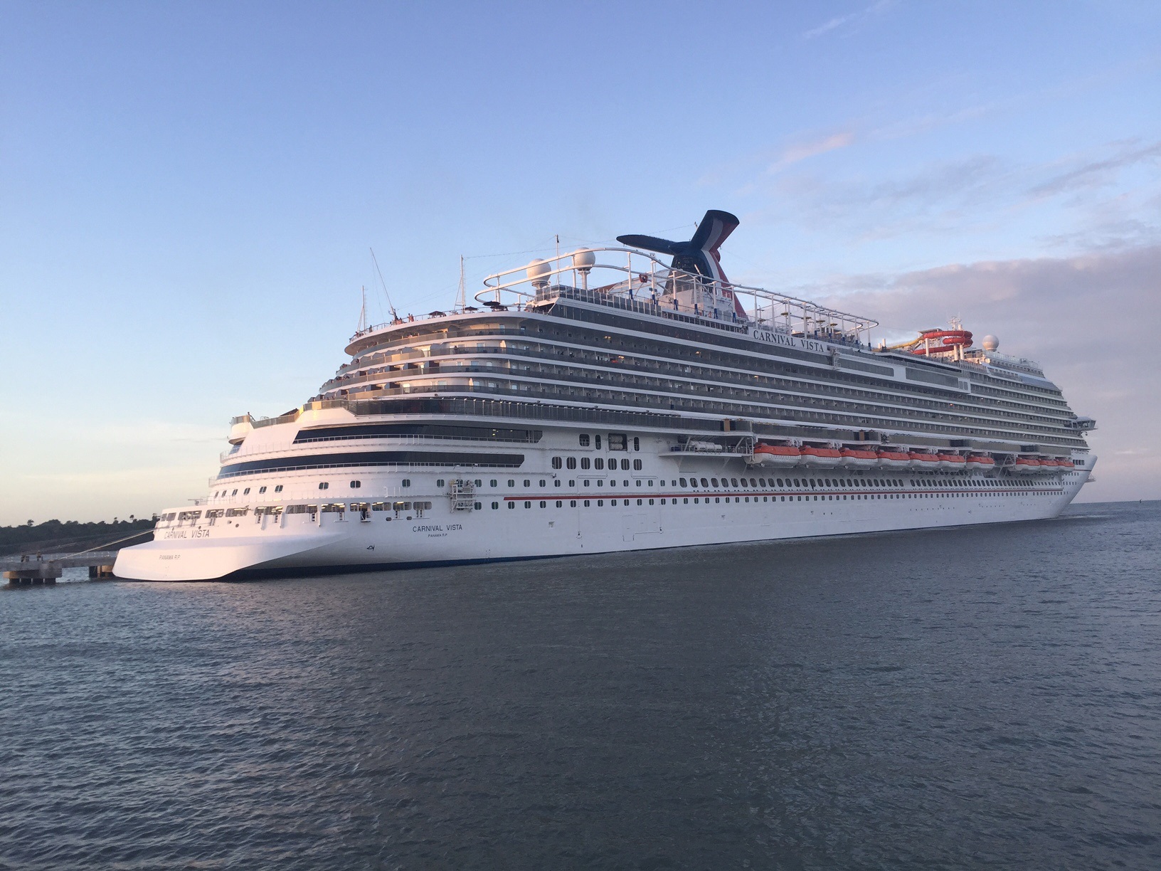 También alargó hasta el 19 de mayo la suspensión de los cruceros con salida desde puertos de Australia y aplazó hasta el 29 de mayo la salida de uno de sus barcos, el Mardi Gras, desde Puerto Cañaveral (Florida). EFE/Eduardo Sánchez/Archivo
