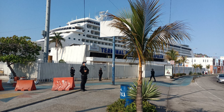 Brinda la Policía Estatal seguridad en la terminal marítima de Acapulco por arribo de crucero