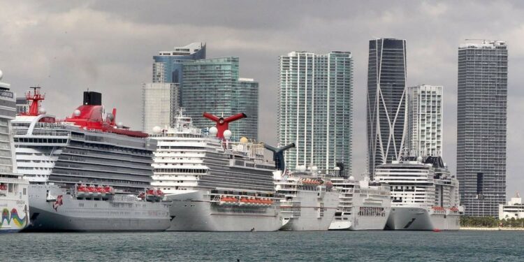CDC retiran las alertas de riesgo de COVID-19 para los viajeros de cruceros