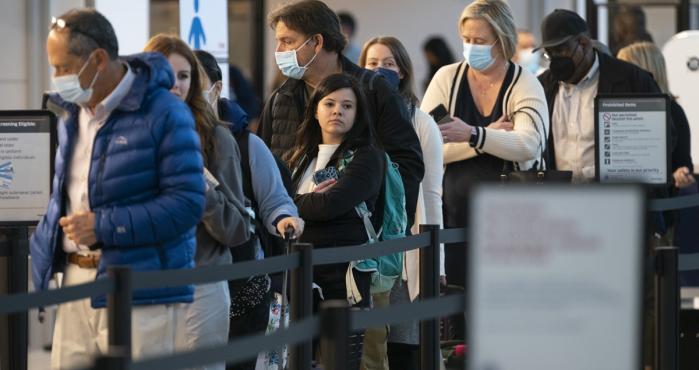 Canadá mantiene la obligación de usar cubrebocas en aviones y trenes