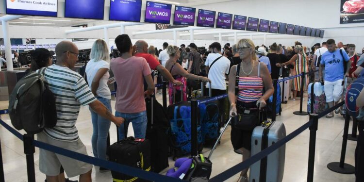 Canadá multa a pasajeros que ‘armaron’ fiesta en vuelo a Cancún durante pandemia – El Financiero