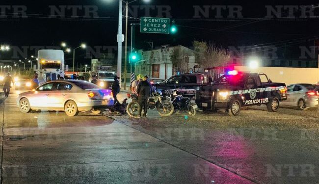 Chocan automóvil y moto en crucero