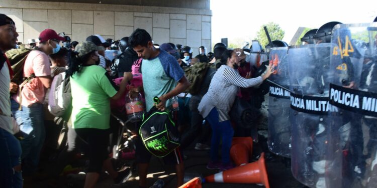 Chocan migrantes con Guardia Nacional durante viacrucis en Tapachula, Chiapas (VIDEO)