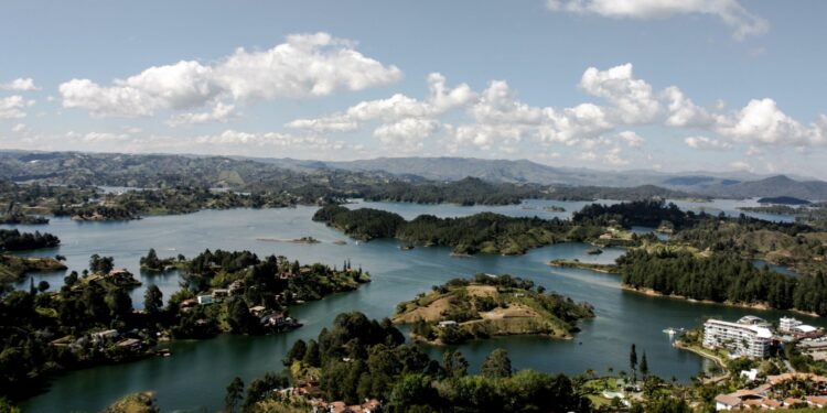 Guatapé, febrero 21 del 2019. Vista desde el cerro del Peñol, ubicado en el municipio de Guatapé en el departamento de Antioquia. (Colprensa - Diego Pineda)