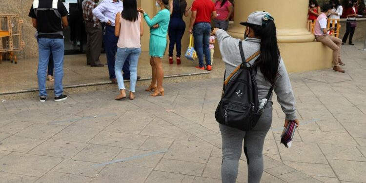 Clausuran cinco establecimientos que se estarían dedicando a la venta de turnos para trámites en el Registro Civil | Comunidad | Guayaquil