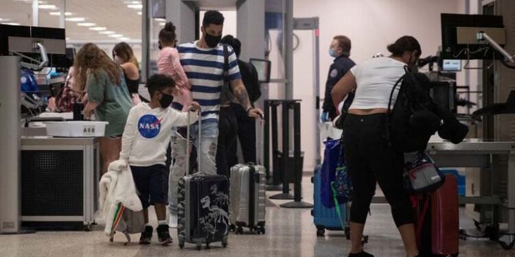 FOTO DE ARCHIVO: Una familia usa mascarillas al pasar la seguridad en la Terminal A del Aeropuerto Intercontinental George Bush en medio del brote de la enfermedad coronavirus (COVID-19) en Houston, Texas, Estados Unidos.  21 de julio de 2020. REUTERS/Adrees Latif/
