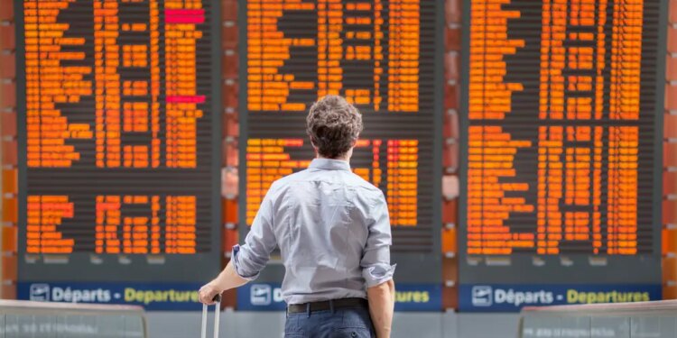 Imagen de archivo de una persona esperando en el aeropuerto