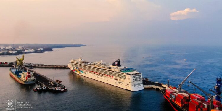 Crucero Norwegian Jewel atraca este domingo en el puerto de Acajutla