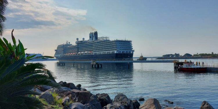 Crucero con más de 1.000 pasajeros atracó en puerto Quetzal en Guatemala