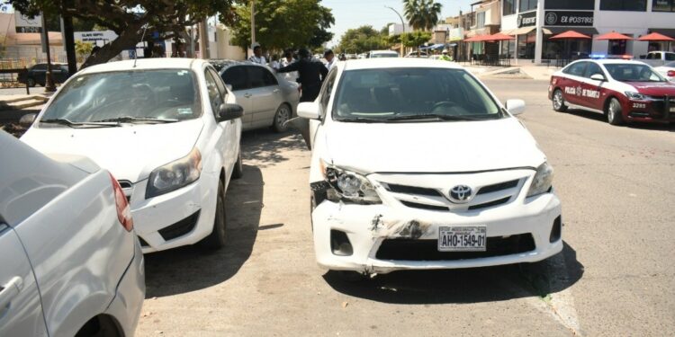Cuatro autos chocan en crucero de Los Mochis