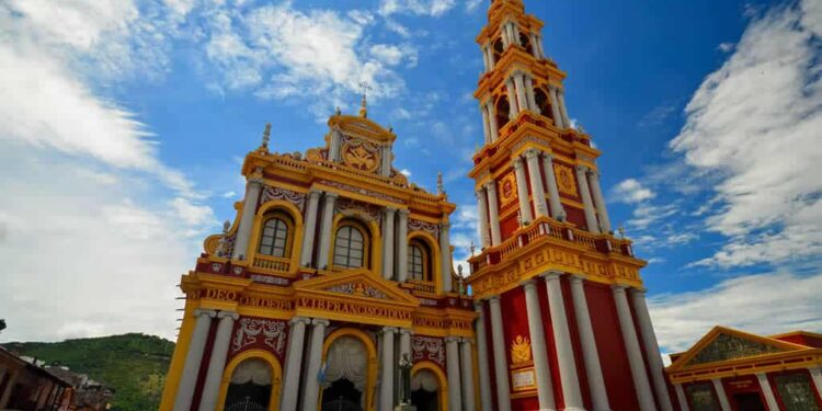 DOS MILLONES Y MEDIO DE TURISTAS SE MOVILIZAN DURANTE SEMANA SANTA