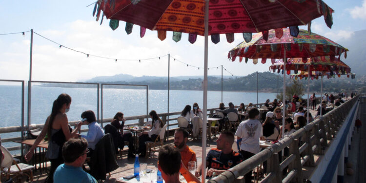 Imagen: Terraza de Dénia llena durante las pasadas Pascuas