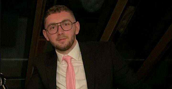 Turista. Tiene 27 años y trabaja como encargado de un club nocturno.