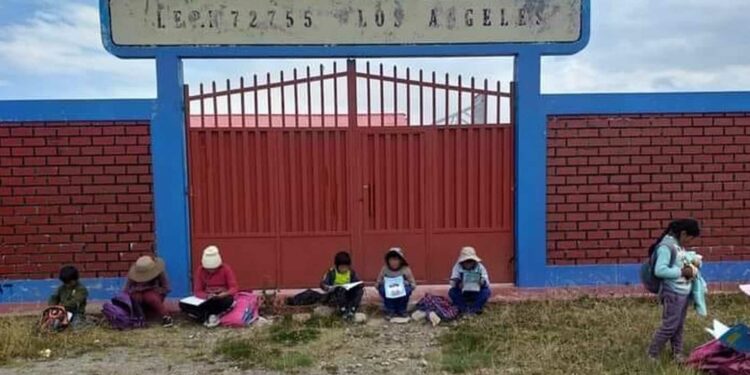 Director de la UGEL Crucero se compromete a visitar I.E.P. Los Ángeles del distrito de Potoni, para verificar asistencia de docentes