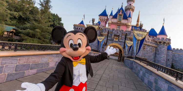 Disney relaja reglas Covid-19 y vuelve a permitir abrazos en parques y cruceros