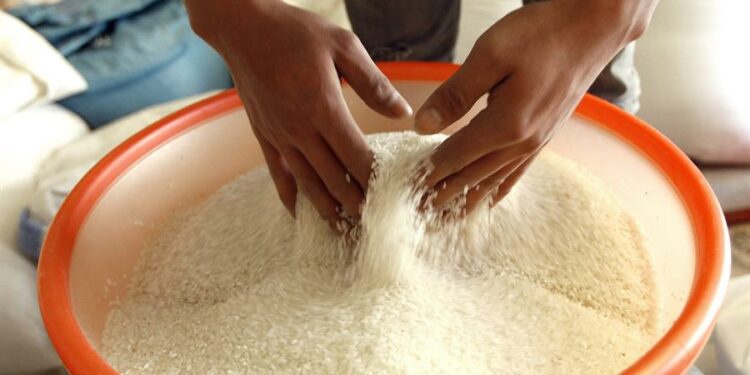 Una muestra de arroz en un mercado. Efeagro/LuongThai Linh