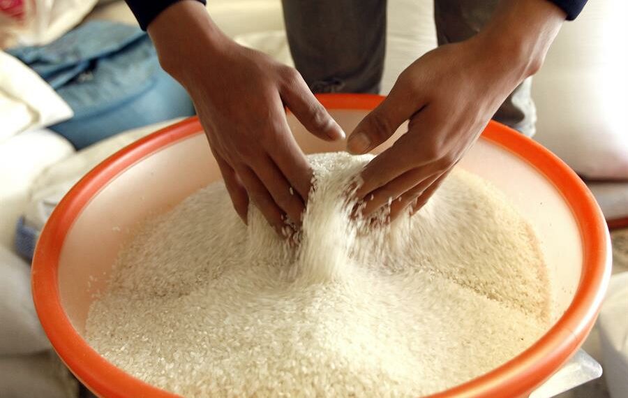 Una muestra de arroz en un mercado. Efeagro/LuongThai Linh